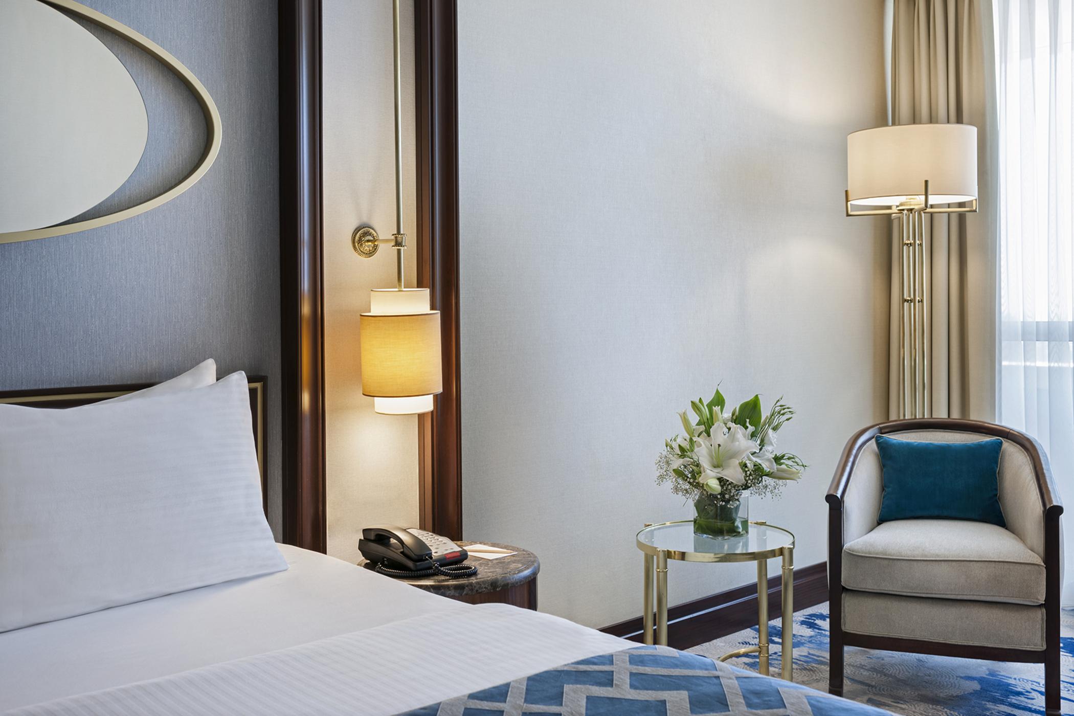Elite World Istanbul Taksim Hotel Bagian luar foto A guest room at the hotel