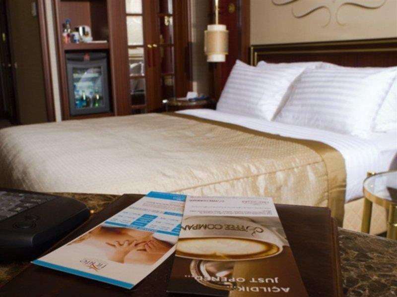 Elite World Istanbul Taksim Hotel Bagian luar foto A room at the hotel