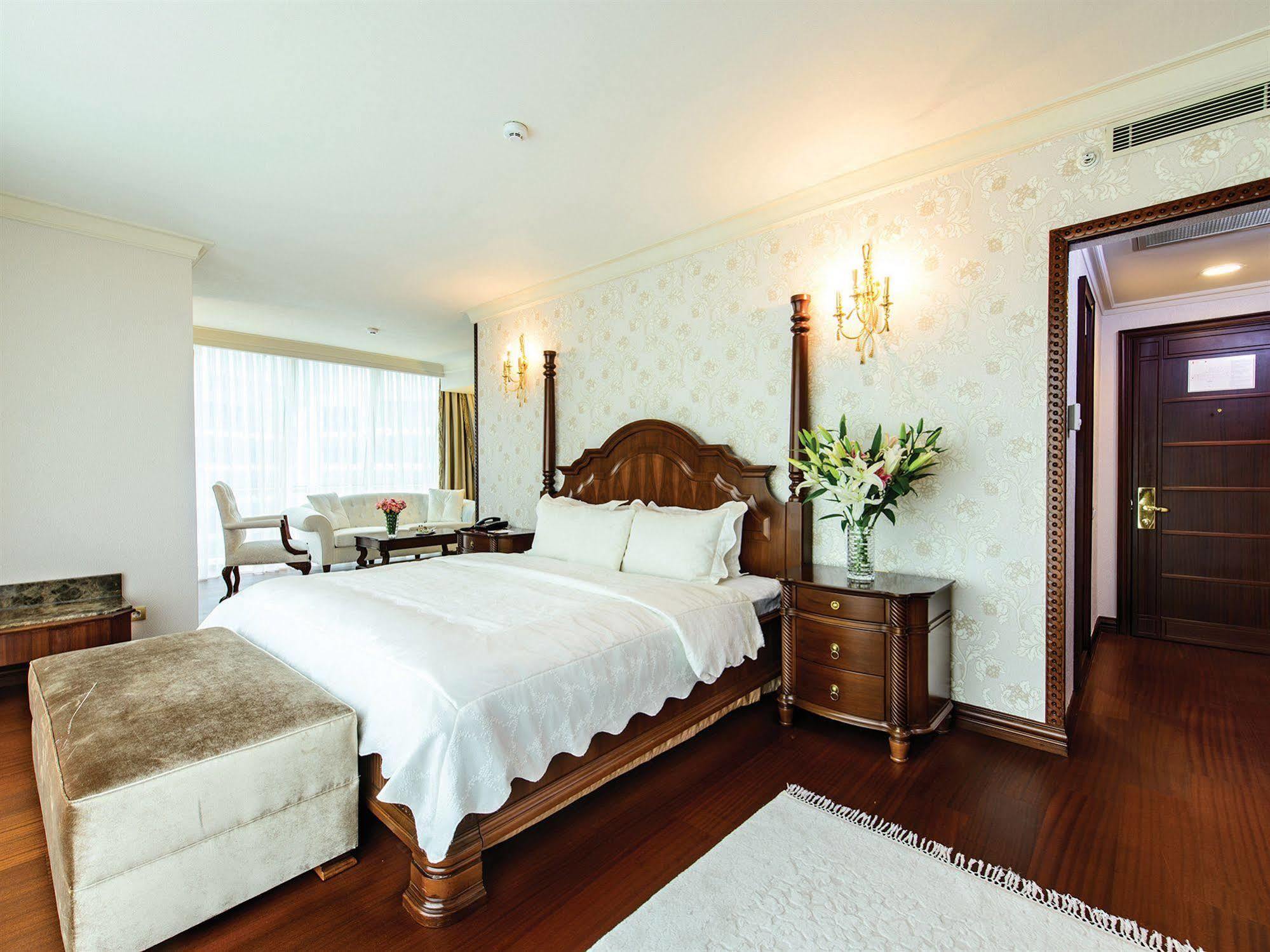 Elite World Istanbul Taksim Hotel Bagian luar foto A bedroom at the hotel
